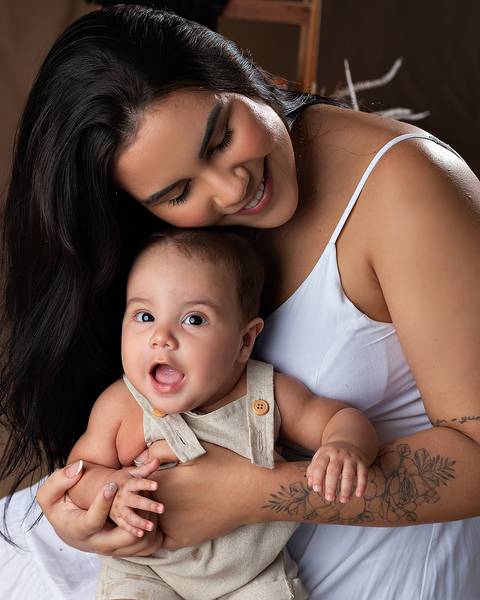 Dia das Mães de mãe e bebê. Fotos em estúdio.'