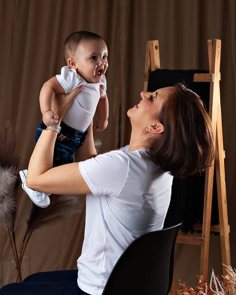 Ensaio de Dia das Mães com mãe e bebê'