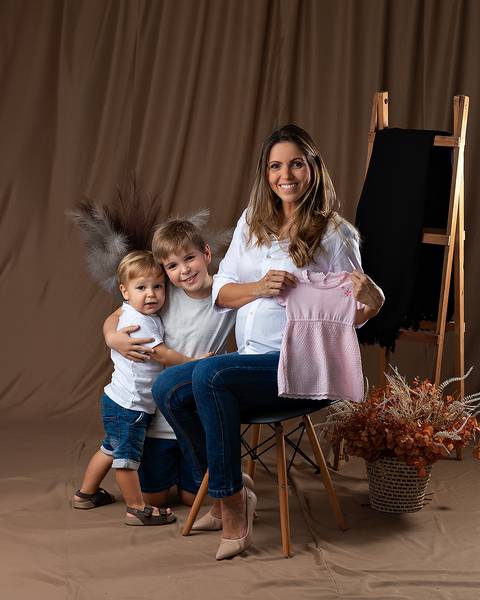 Ensaio de Dia das Mães com mãe e filhos pequenos.'