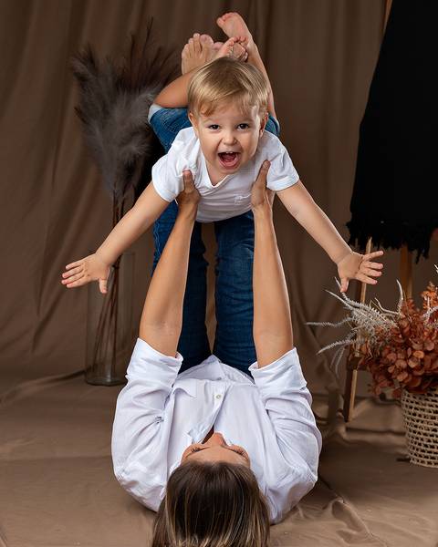 Ensaio de Dia das Mães com mãe e filhos pequenos.'