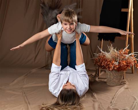 Ensaio de Dia das Mães com mãe e filhos pequenos.'