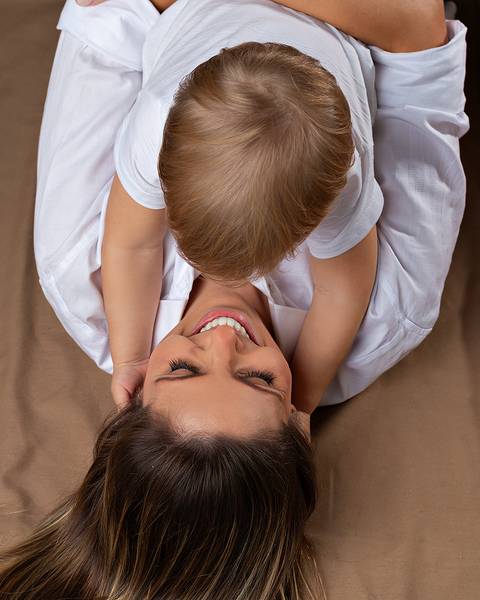Ensaio de Dia das Mães com mãe e filhos pequenos.'