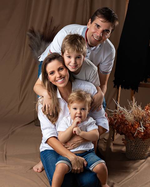 Ensaio de Dia das Mães com mãe e filhos pequenos.'