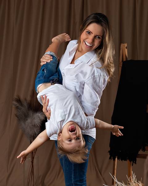 Ensaio de Dia das Mães com mãe e filhos pequenos.'
