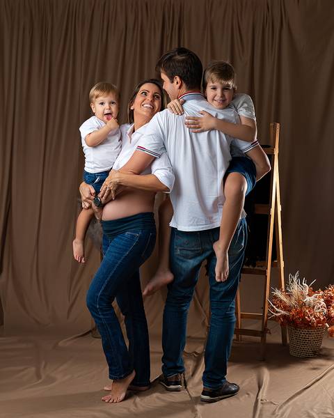 Ensaio de Dia das Mães com mãe e filhos pequenos.'