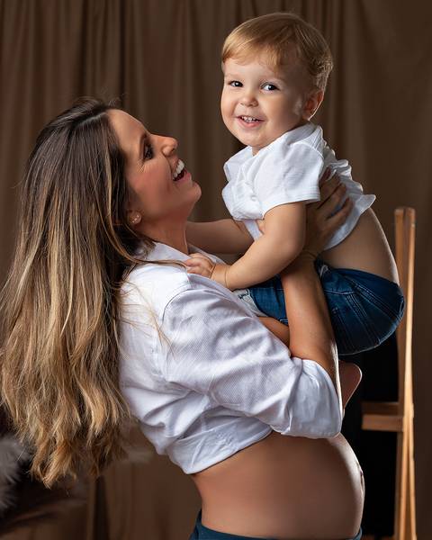 Ensaio de Dia das Mães com mãe e filhos pequenos.'