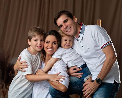 Ensaio de Dia das Mães com mãe e filhos pequenos.'