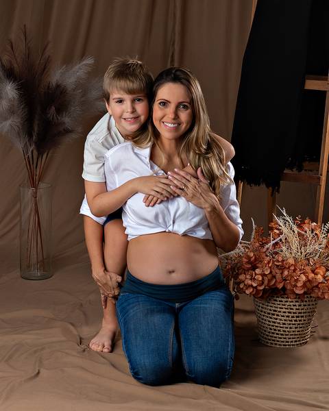 Ensaio de Dia das Mães com mãe e filhos pequenos.'