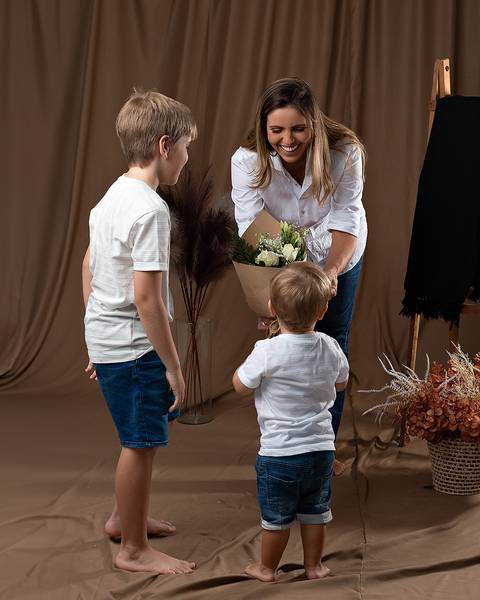 Ensaio de Dia das Mães com mãe e filhos pequenos.'