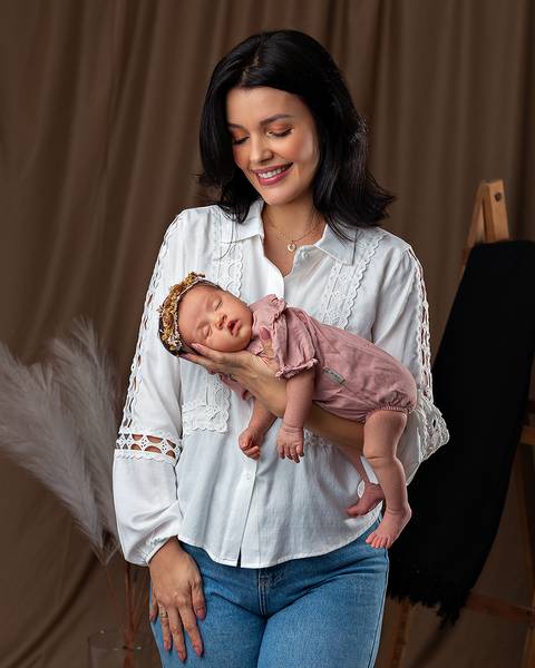 Ensaio de Dia das Mães com mãe e filha bebê em estúdio'