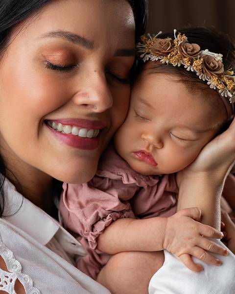 Ensaio de Dia das Mães com mãe e filha bebê em estúdio'