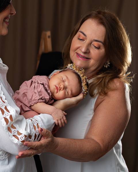 Ensaio de Dia das Mães com mãe e filha bebê em estúdio'