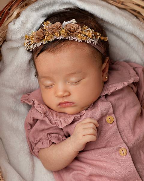 Ensaio de Dia das Mães com mãe e filha bebê em estúdio'