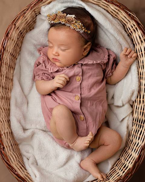 Ensaio de Dia das Mães com mãe e filha bebê em estúdio'