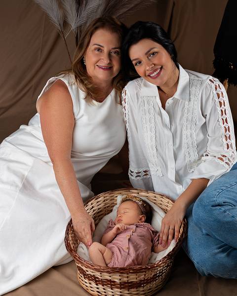 Ensaio de Dia das Mães com mãe e filha bebê em estúdio'