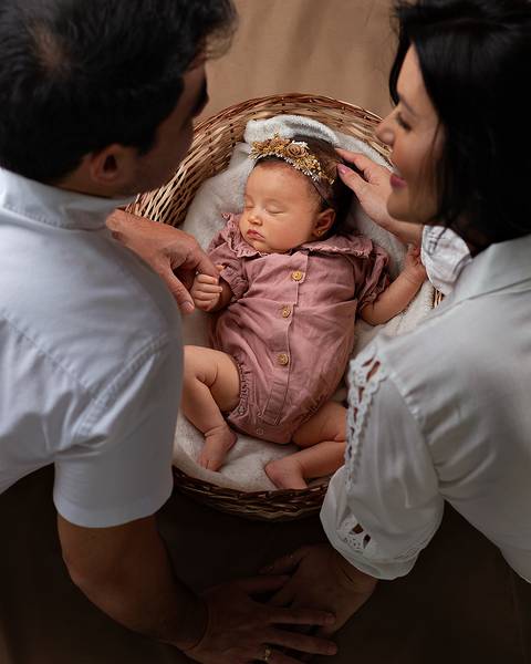 Ensaio de Dia das Mães com mãe e filha bebê em estúdio'