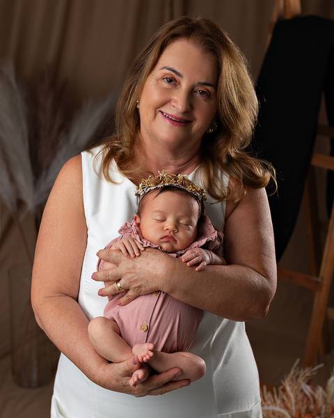 Ensaio de Dia das Mães com mãe e filha bebê em estúdio'