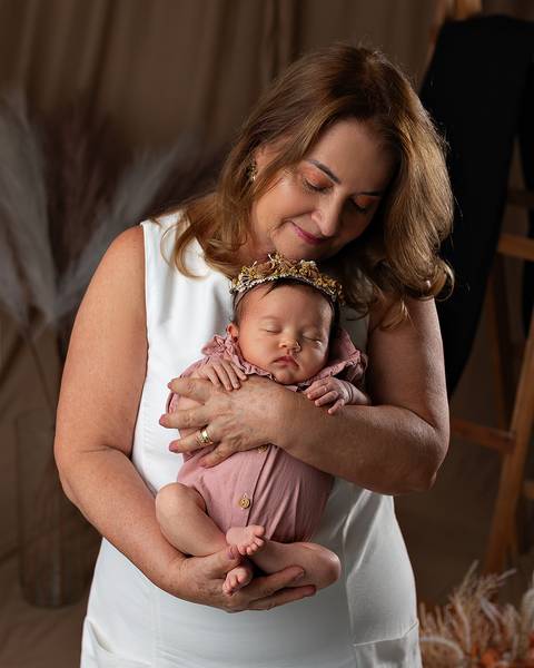 Ensaio de Dia das Mães com mãe e filha bebê em estúdio'