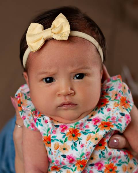 Ensaio de Dia das Mães com mãe e filha bebê em estúdio'