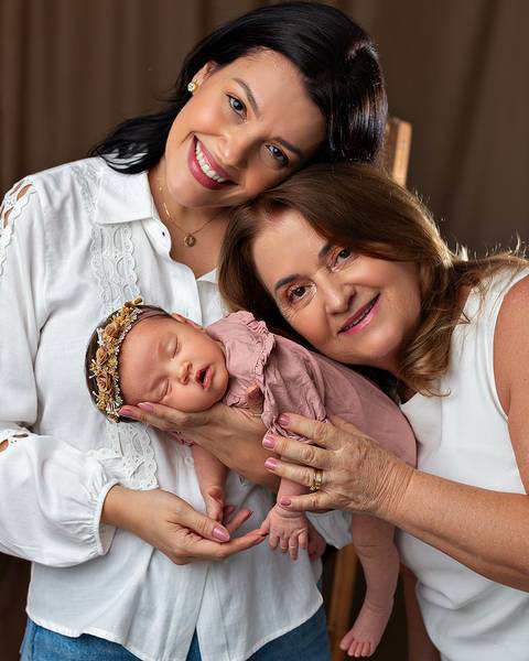 Ensaio de Dia das Mães com mãe e filha bebê em estúdio'