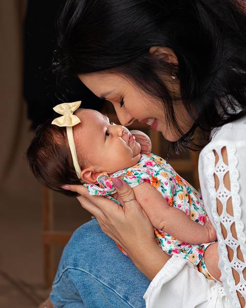 Ensaio de Dia das Mães com mãe e filha bebê em estúdio'