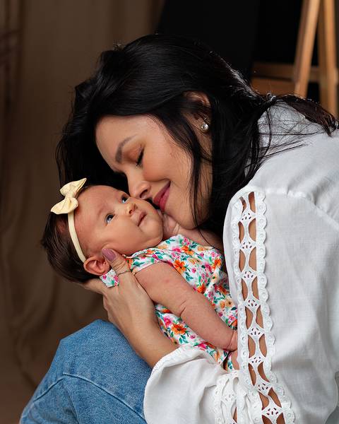 Ensaio de Dia das Mães com mãe e filha bebê em estúdio'