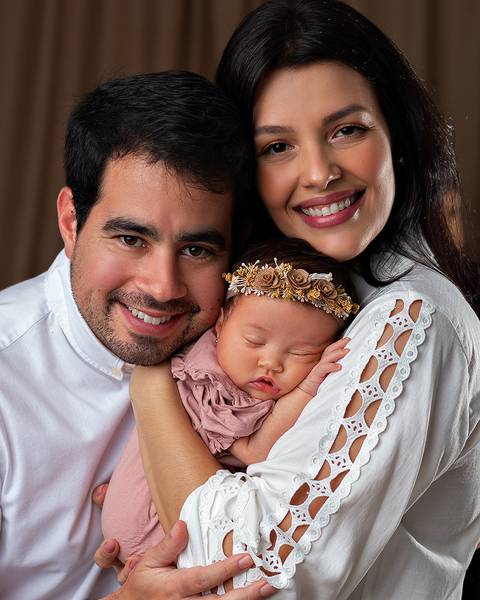 Ensaio de Dia das Mães com mãe e filha bebê em estúdio'