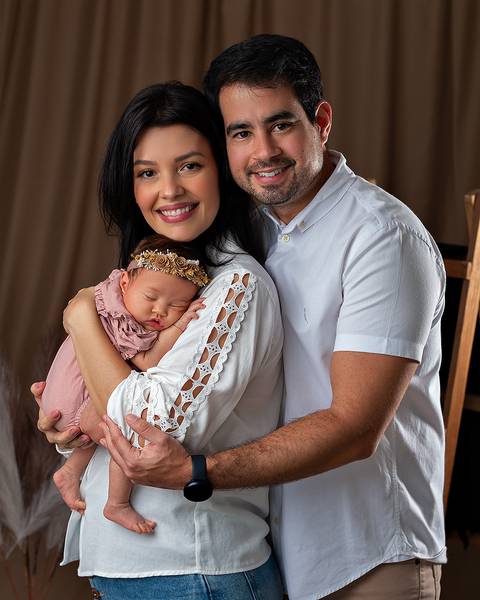 Ensaio de Dia das Mães com mãe e filha bebê em estúdio'