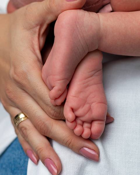 Ensaio de Dia das Mães com mãe e filha bebê em estúdio'