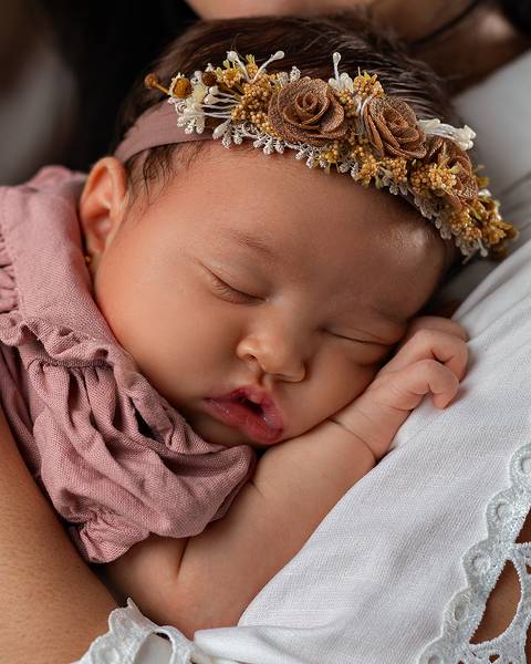 Ensaio de Dia das Mães com mãe e filha bebê em estúdio'