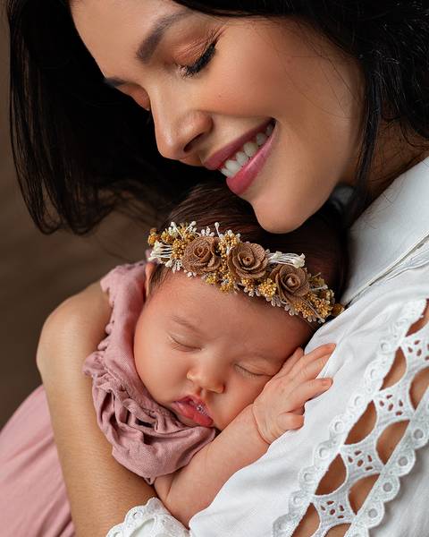 Ensaio de Dia das Mães com mãe e filha bebê em estúdio'