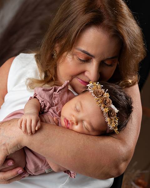 Ensaio de Dia das Mães com mãe e filha bebê em estúdio'