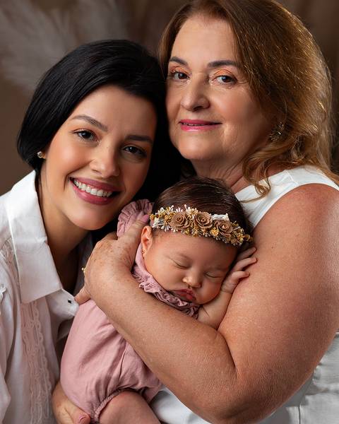 Ensaio de Dia das Mães com mãe e filha bebê em estúdio'