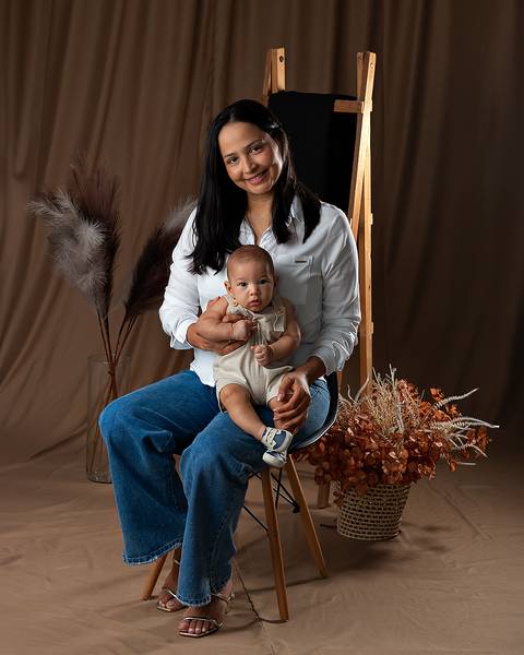 Sessão de Dia das Mães em Estúdio. Fotos mãe e filho bebê.'