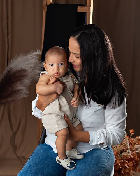 Sessão de Dia das Mães em Estúdio. Fotos mãe e filho bebê.'