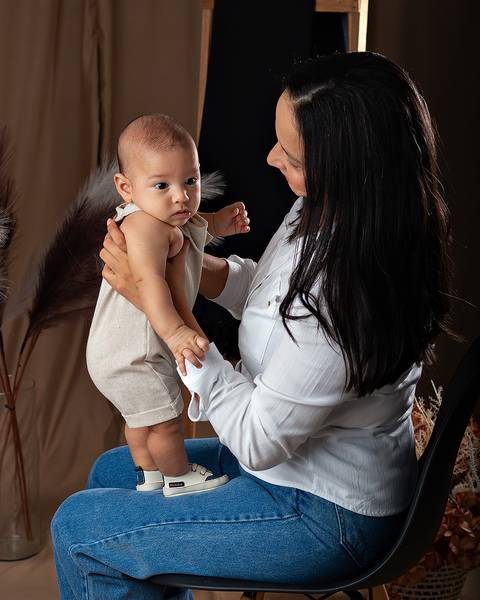 Sessão de Dia das Mães em Estúdio. Fotos mãe e filho bebê.'