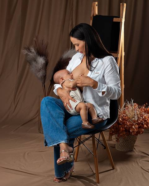 Sessão de Dia das Mães em Estúdio. Fotos mãe e filho bebê.'