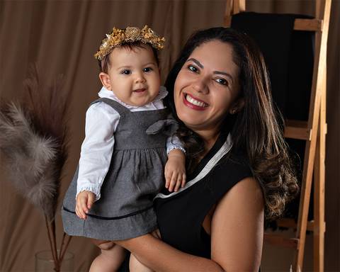 Fotos de Dia das mães com mãe, bebê e avó em estúdio'