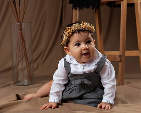 Fotos de Dia das mães com mãe, bebê e avó em estúdio'