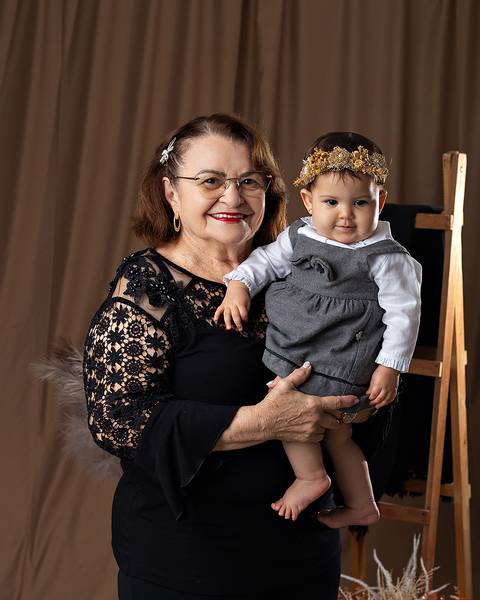 Fotos de Dia das mães com mãe, bebê e avó em estúdio'