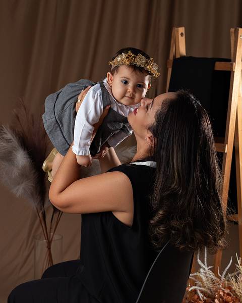 Fotos de Dia das mães com mãe, bebê e avó em estúdio'