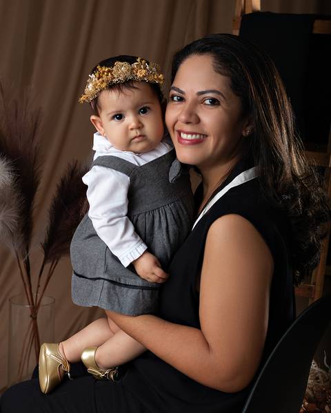 Fotos de Dia das mães com mãe, bebê e avó em estúdio'