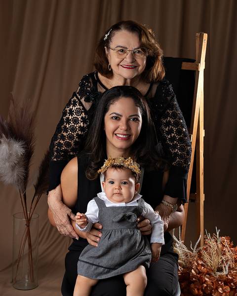 Fotos de Dia das mães com mãe, bebê e avó em estúdio'