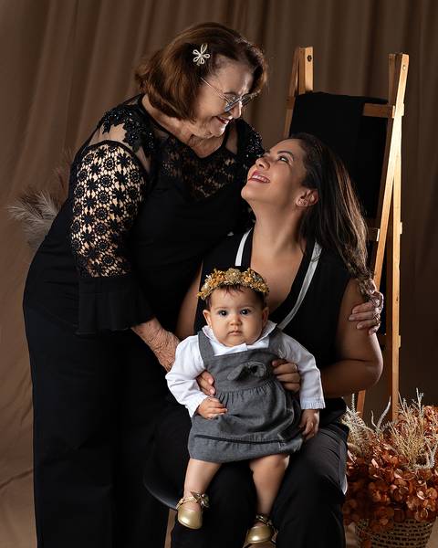Fotos de Dia das mães com mãe, bebê e avó em estúdio'