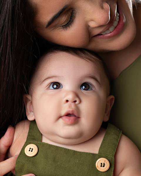 Fotos de mãe e filho em estúdio. Especial de Dia das Mães.'