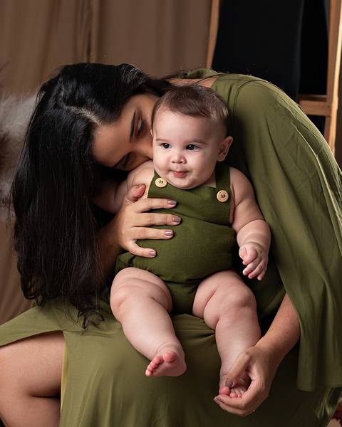 Fotos de mãe e filho em estúdio. Especial de Dia das Mães.'