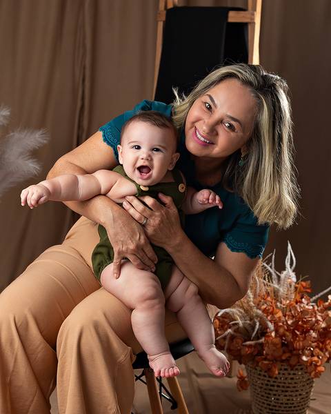Fotos de mãe e filho em estúdio. Especial de Dia das Mães.'