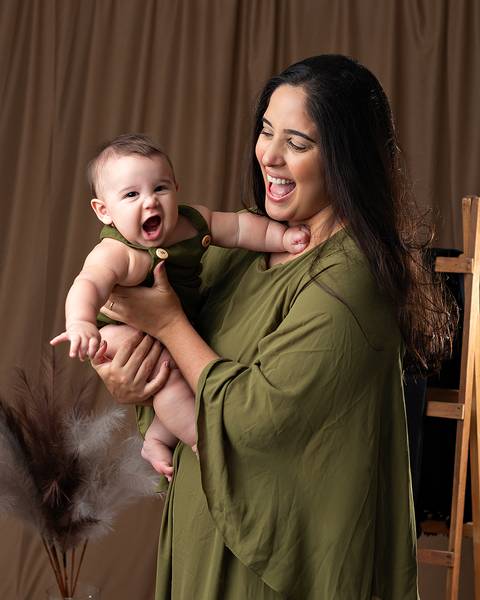 Fotos de mãe e filho em estúdio. Especial de Dia das Mães.'
