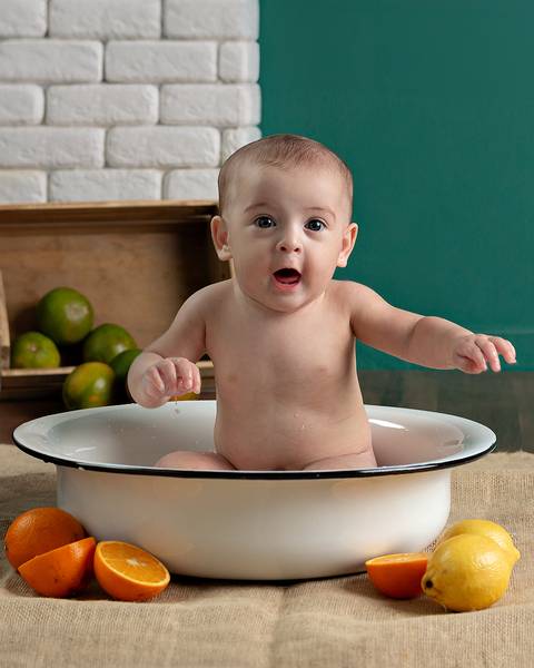 Sessão de fotos de introdução alimentar do bebê'