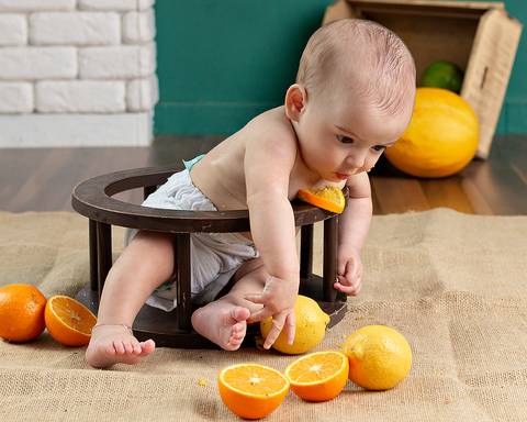 Sessão de fotos de introdução alimentar do bebê'